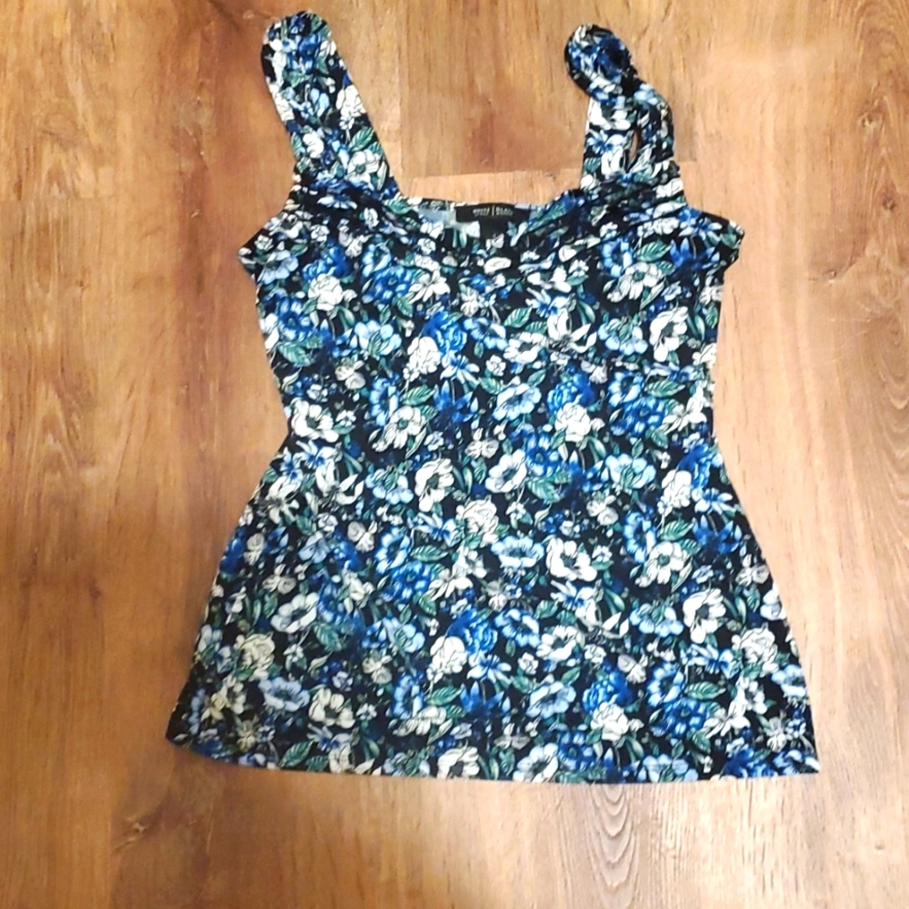 White House black market floral top